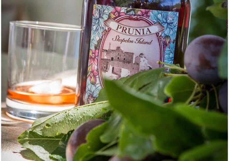 Prunia-plum-liqueur