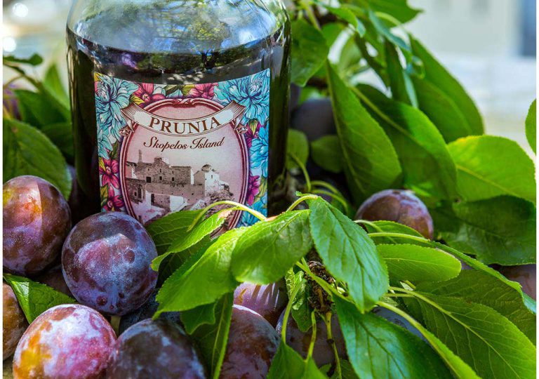 Prunia-plum-liqueur-and-plums
