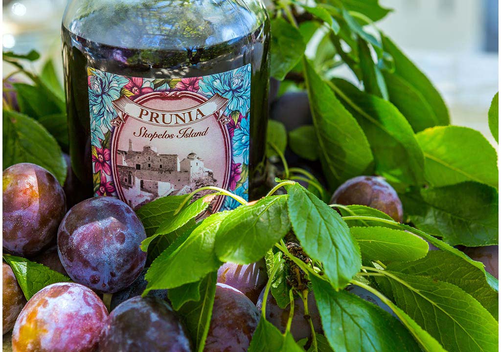 Prunia-plum-liqueur-and-plums