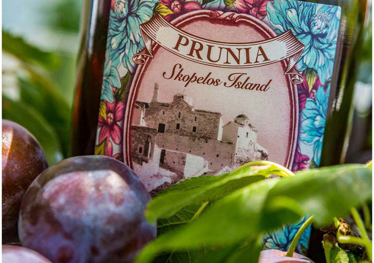 Prunia-plum-liqueur-close-photo